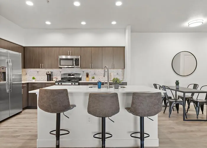 Cozysuites By The Stadium With Pool 18 Apartment