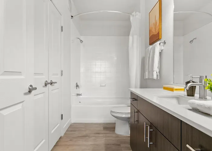 Cozysuites By The Stadium With Pool 18 Apartment