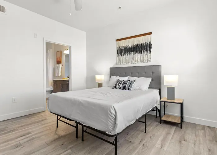 Cozysuites By The Stadium With Pool 18 *
